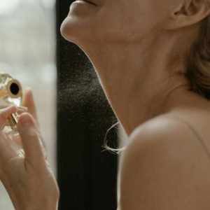 Borrifar perfume no pescoço faz mal à saúde?