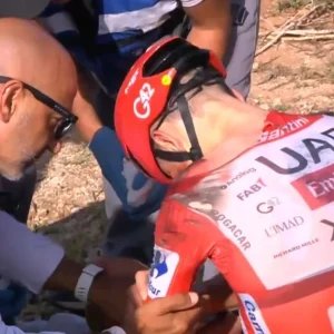 Pogacar abandona prova na Volta da Espanha após queda forte; vídeo