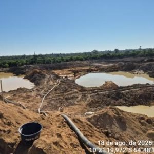 Polícia Ambiental fecha garimpo ilegal e apreende máquinas.