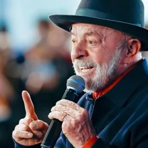 Lula diz confiar em Lulinha, mas que não pedirá fim das investigações