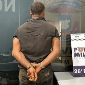 Homem é preso após esfaquear ex-companheira e ferir o próprio filho em Mutum