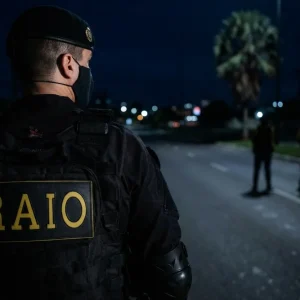 Motociclista é preso após fuga de 10 km na contramão, colocando em risco alunos e levando irmã de 13 anos na garupa em Nova Mutum
