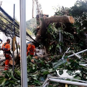 Mais de 26 mil imóveis seguem sem energia no estado do Rio