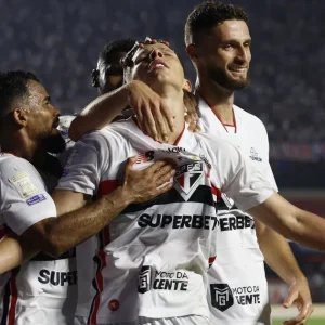 São Paulo vence o RB Bragantino e encerra jejum de dez jogos no Brasileiro