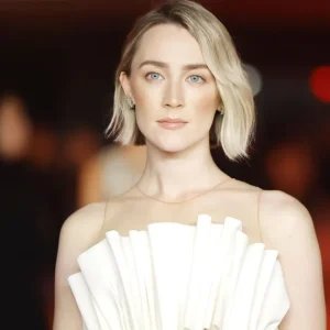 Saoirse Ronan é vista como Linda McCartney no set de filme dos Beatles