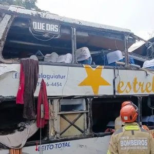 Oito pessoas morrem em tombamento de ônibus em Petrópolis