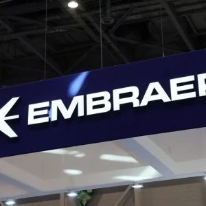 Ações da Embraer disparam após balanço e aumento de previsões