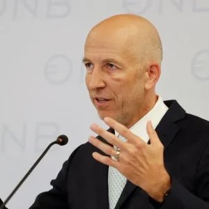 Dirigente do BCE vê economia resiliente, mas aponta ameaça aos preços