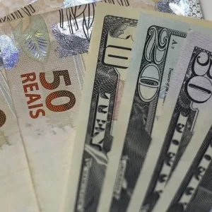 Dólar abre em queda enquanto mercado aguarda ata do Fed