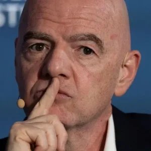 Recuo em plano de investimentos amplia crise de Infantino na Fifa