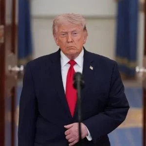 Trump diz que Ormuz será reaberto “em breve” ou Irã sofrerá consequências