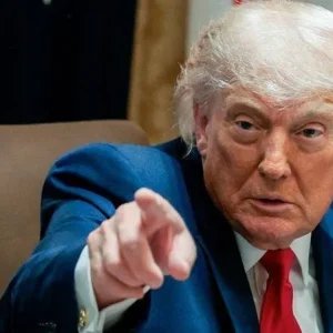 Trump assina ordens contra cidadania por nascimento e “turismo de parto”