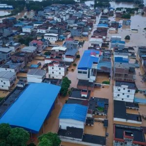 Tufão provoca retirada de mais de 50 mil pessoas no sudoeste da China
