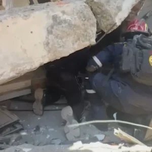 Terremoto na Colômbia: Equipes procuram pessoas presas em escombros