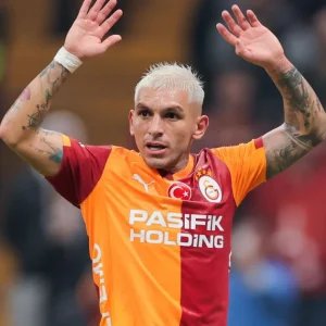 Ameaçado por stalker da namorada, ex-Arsenal pede para sair do Galatasaray