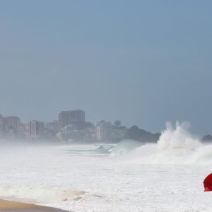 Rio terá dia de temperatura em declínio com chuva e mar de ressaca