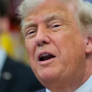 “Pergunta estúpida”, diz Trump ao ser questionado sobre arma nuclear no Irã