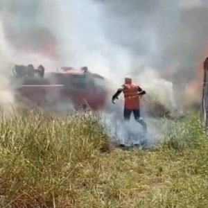 Vídeo mostra caminhonete dos bombeiros cercada pelo fogo em MT