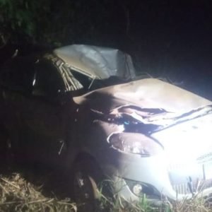 Mãe e filho morrem após carro capotar em rodovia de MT