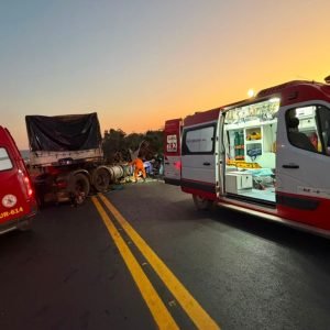 Batida entre caminhões deixa três mortos e mulher presa às ferragens em MT