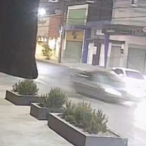 Câmeras mostram carro de luxo atingindo motociclista em Cuiabá