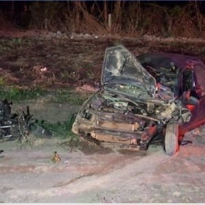 Carreta invade pista contrária durante ultrapassagem, atinge moto e carro e deixa um morto na BR-163 em MT