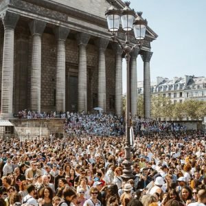 Lavagem de Madeleine exalta cultura afro-brasileira em Paris