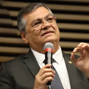 Dino cita Master e determina revisão de regras da CVM