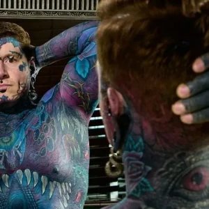 Ele colocou 40 camadas de tinta sobre o corpo e se tornou o homem mais tatuado do mundo, com direito a registro no Guinness World Records