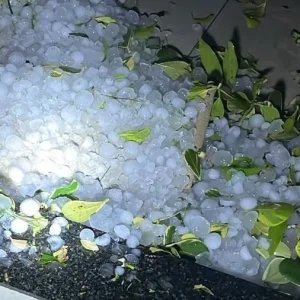 Temporais com granizo causam estragos na cidade de Santiago, no RS