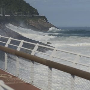 Rio de Janeiro tem aviso de ressaca; ciclovia Tim Maia é fechada