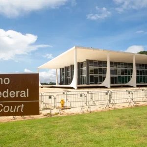 Ex-ministros do STF pedem apuração rigorosa da “mais aguda crise”