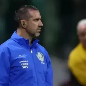 Auxiliar de Abel Ferreira comenta suspensão do treinador no Palmeiras