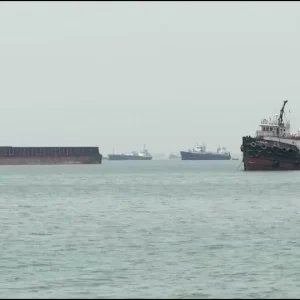 Irã ataca navios americanos em Ormuz e base dos EUA na Jordânia
