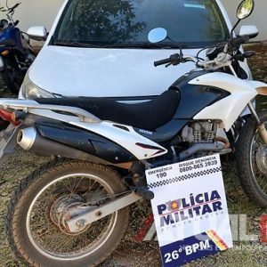 Moto furtada é encontrada sem placa e com chave na ignição no Centro de Nova Mutum/MT