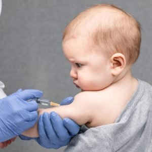 MT cria rede em 78 municípios para aplicar nirsevimabe em bebês pelo SUS