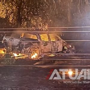 Mulher fica gravemente ferida após carro bater em poste e pegar fogo na BR-163 em MT