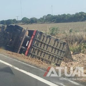 Motorista escapa ileso após carreta tombar na BR-163 em Nova Mutum/MT