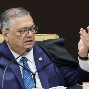 Dino manda PF investigar relação de Vorcaro com cemitérios em SP