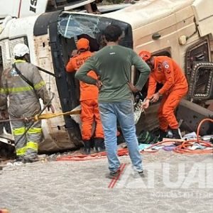 Corpo de Bombeiros e Nova Rota resgatam vítima presa às ferragens após carreta tombar na BR-163; Veja vídeo