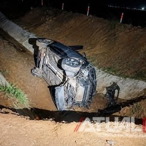 Duas pessoas ficam feridas após carro sair da pista e capotar na BR-163 em Nova Mutum/MT