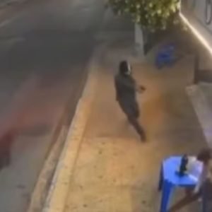 VÍDEO: dona de bar é baleada nas costas por dupla em moto no interior de MT