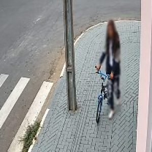 Jovem é flagrada furtando bicicleta de criança em frente a comércio em Nova Mutum/MT; veja vídeo | Power Mix