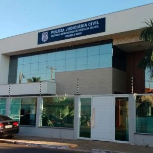 Homem dá ‘gravata’ na esposa, ameaça enteada e é detido em MT