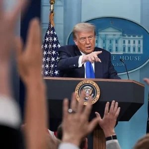 CNN, MS NOW e Politico pedem que juiz impeça Trump de retomar banimento