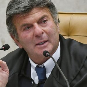Fux suspende decisão de Dino que restabelecia posts de Nossa Senhora