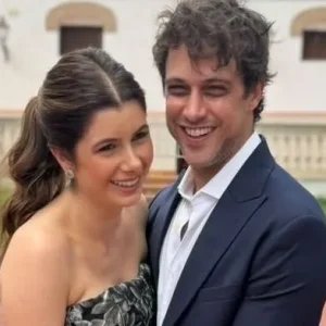 Ex-galã de “Malhação”, Ronny Kriwatt mostra filho em viagem