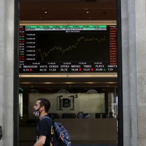 Bolsa sobe 1,3% e atinge maior nível em quase quatro meses