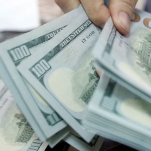 Dólar sobe e fecha perto de R$ 5,15 com aversão a risco
