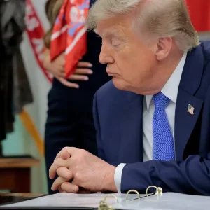 Trump promete US$ 5 mil a cada americano se vencer eleições